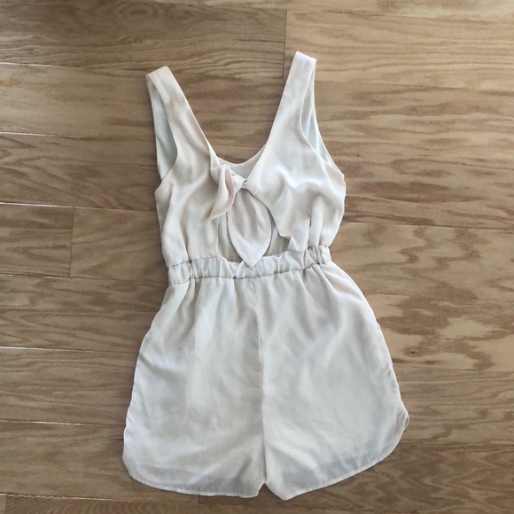 Cream romper with pockets - Picture 2 of 3